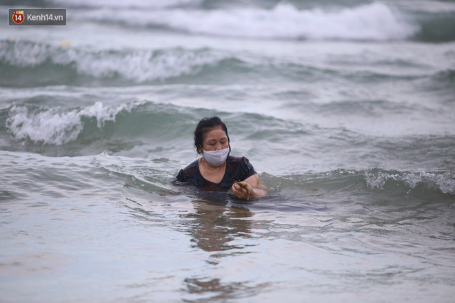 Nhiều người dân và du khách đeo khẩu trang khi tắm biển Đà Nẵng - Ảnh 8.