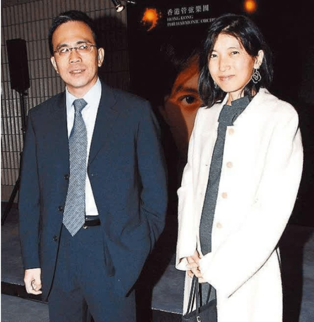 Chuyện về cô con dâu may mắn của tỷ phú giàu nhất Hong Kong: Lọ lem kết hôn với thiếu gia tài phiệt, một lòng hỗ trợ chồng trở thành người kế nghiệp của tập đoàn nghìn tỷ - Ảnh 2.