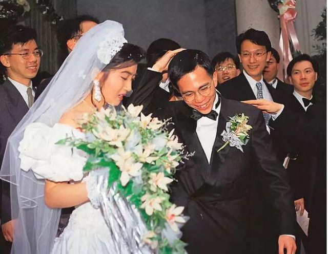 Chuyện về cô con dâu may mắn của tỷ phú giàu nhất Hong Kong: Lọ lem kết hôn với thiếu gia tài phiệt, một lòng hỗ trợ chồng trở thành người kế nghiệp của tập đoàn nghìn tỷ - Ảnh 4.