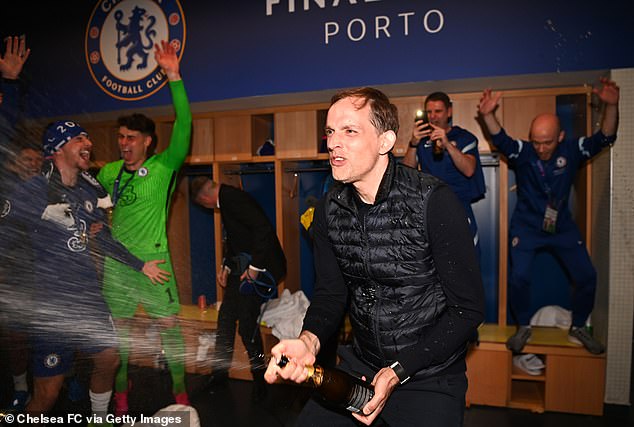 Tuchel bật champagne, Chelsea quẩy tung phòng thay đồ - Ảnh 1.