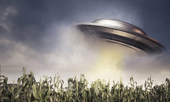 Cựu nhân viên tình báo Mỹ điều tra UFO phàn nàn bị Lầu Năm Góc đe dọa - Ảnh 1.