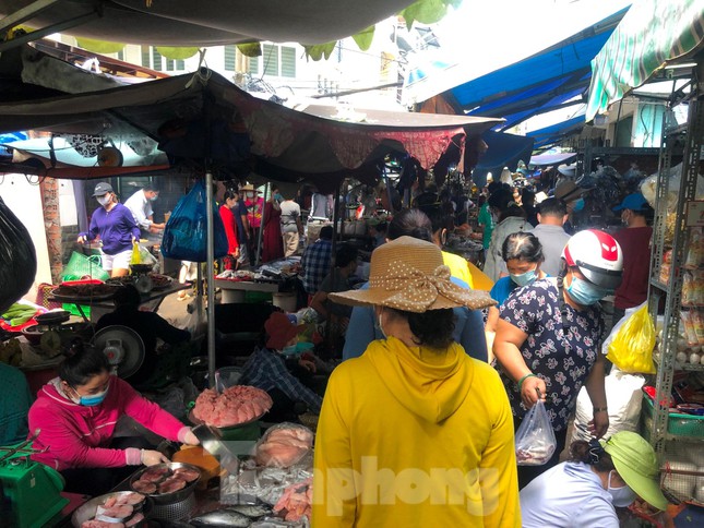  Chợ, siêu thị ở Sài Gòn đông kín người ngày cuối tuần  - Ảnh 1.