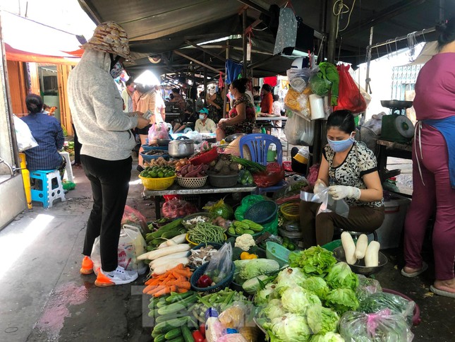  Chợ, siêu thị ở Sài Gòn đông kín người ngày cuối tuần  - Ảnh 2.