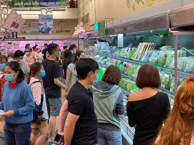  Chợ, siêu thị ở Sài Gòn đông kín người ngày cuối tuần  - Ảnh 12.