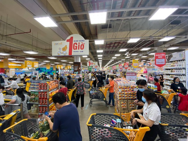  Chợ, siêu thị ở Sài Gòn đông kín người ngày cuối tuần  - Ảnh 13.