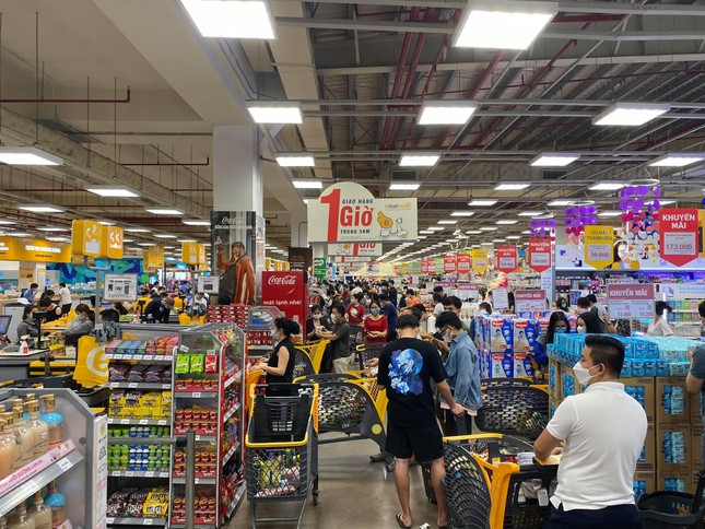  Chợ, siêu thị ở Sài Gòn đông kín người ngày cuối tuần  - Ảnh 15.