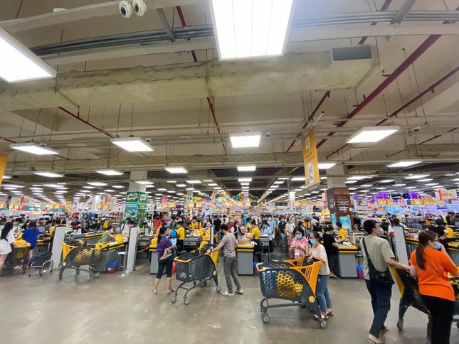  Chợ, siêu thị ở Sài Gòn đông kín người ngày cuối tuần  - Ảnh 16.