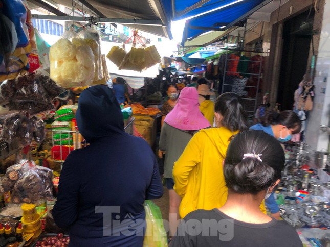  Chợ, siêu thị ở Sài Gòn đông kín người ngày cuối tuần  - Ảnh 3.