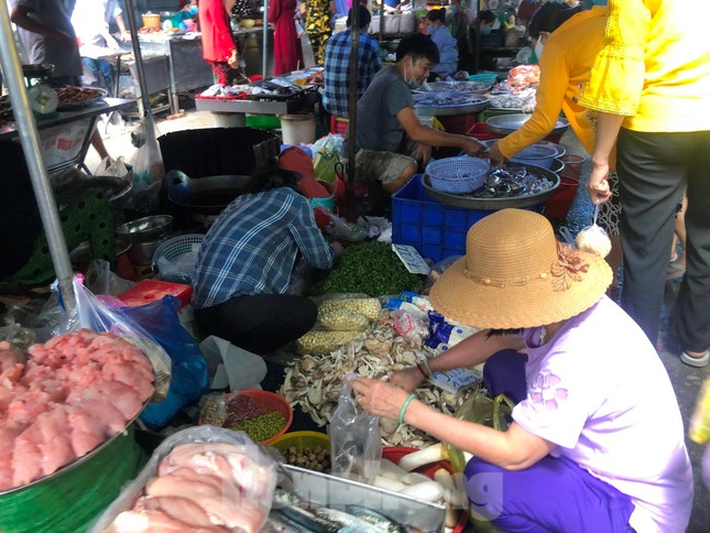  Chợ, siêu thị ở Sài Gòn đông kín người ngày cuối tuần  - Ảnh 4.