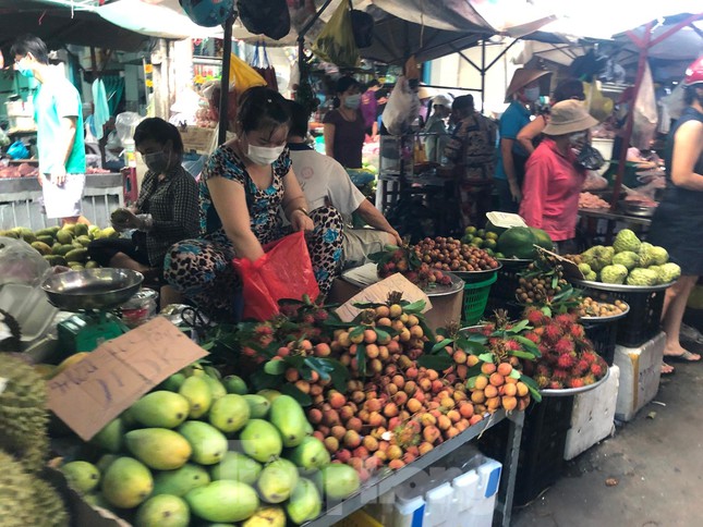  Chợ, siêu thị ở Sài Gòn đông kín người ngày cuối tuần  - Ảnh 5.