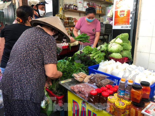  Chợ, siêu thị ở Sài Gòn đông kín người ngày cuối tuần  - Ảnh 6.