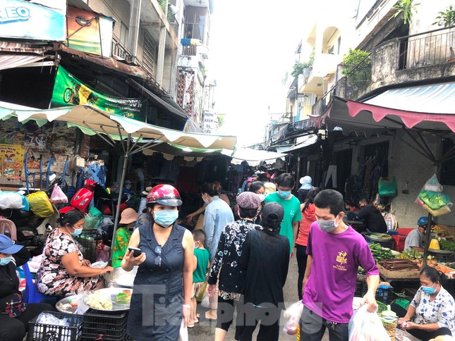  Chợ, siêu thị ở Sài Gòn đông kín người ngày cuối tuần  - Ảnh 7.