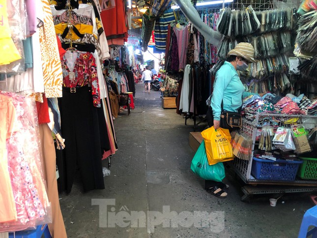  Chợ, siêu thị ở Sài Gòn đông kín người ngày cuối tuần  - Ảnh 8.