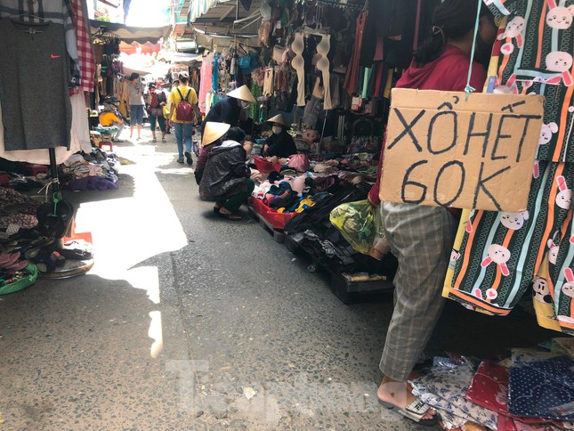  Chợ, siêu thị ở Sài Gòn đông kín người ngày cuối tuần  - Ảnh 9.