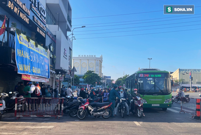 TP HCM ngày đầu tiên giãn cách xã hội: Gò Vấp sáng thứ Hai chưa bao giờ vắng đến như vậy! - Ảnh 14.