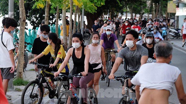 Dịch bệnh phức tạp, người dân Hà Nội vẫn đạp xe tấp nập quanh Hồ Tây - Ảnh 2.