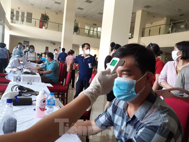  Bắc Giang tiêm vắc-xin cho cán bộ, công chức, viên chức có nguy cơ cao  - Ảnh 2.