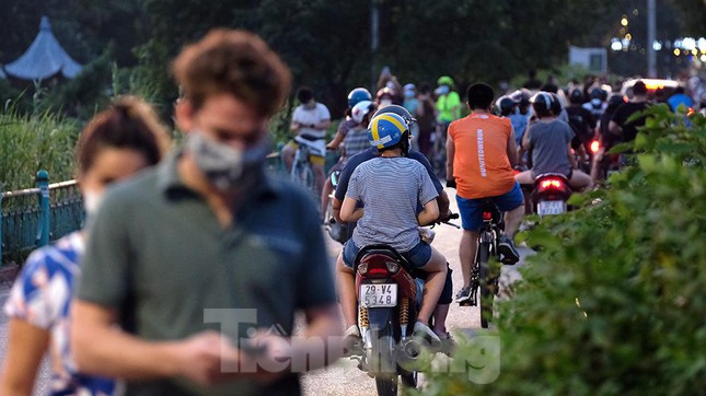 Dịch bệnh phức tạp, người dân Hà Nội vẫn đạp xe tấp nập quanh Hồ Tây - Ảnh 11.