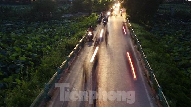 Dịch bệnh phức tạp, người dân Hà Nội vẫn đạp xe tấp nập quanh Hồ Tây - Ảnh 13.