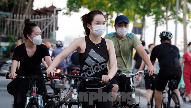 Dịch bệnh phức tạp, người dân Hà Nội vẫn đạp xe tấp nập quanh Hồ Tây - Ảnh 3.