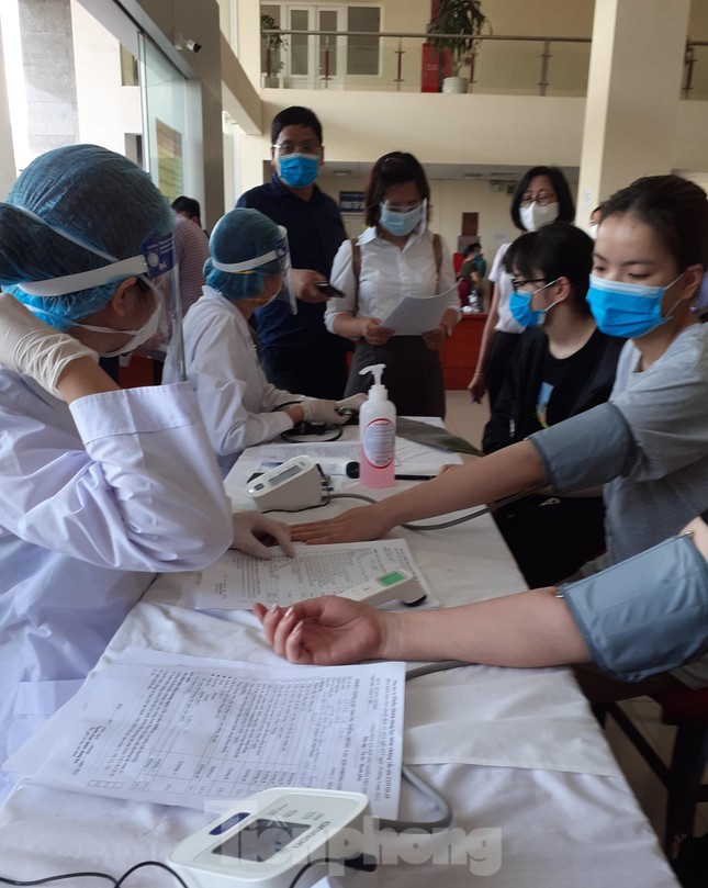  Bắc Giang tiêm vắc-xin cho cán bộ, công chức, viên chức có nguy cơ cao  - Ảnh 3.