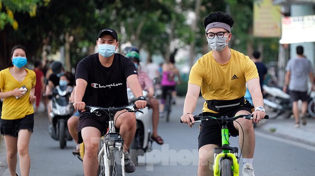Dịch bệnh phức tạp, người dân Hà Nội vẫn đạp xe tấp nập quanh Hồ Tây - Ảnh 4.