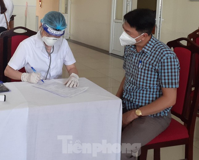  Bắc Giang tiêm vắc-xin cho cán bộ, công chức, viên chức có nguy cơ cao  - Ảnh 4.