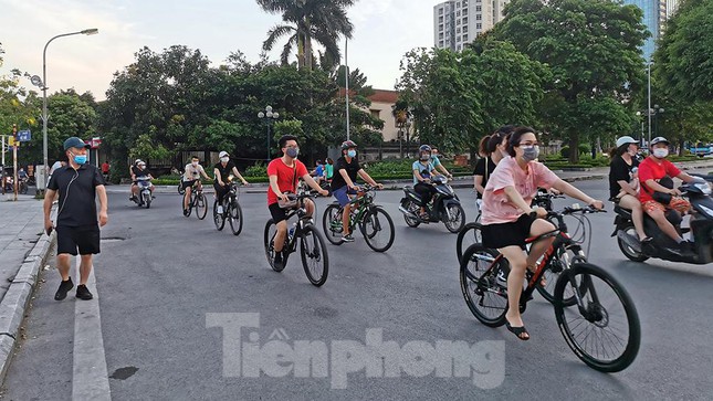 Dịch bệnh phức tạp, người dân Hà Nội vẫn đạp xe tấp nập quanh Hồ Tây - Ảnh 5.
