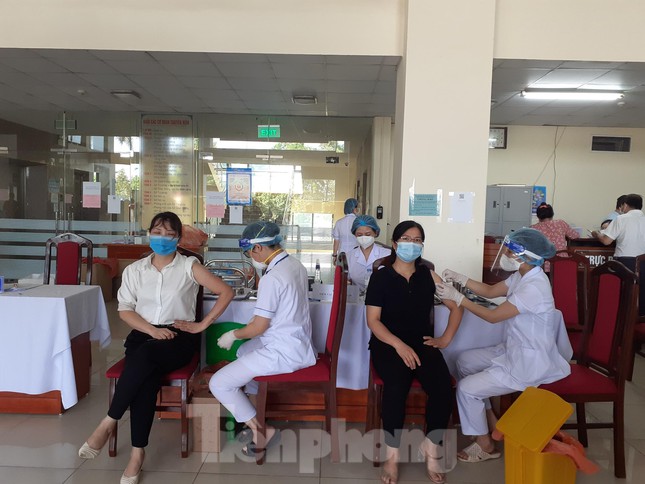  Bắc Giang tiêm vắc-xin cho cán bộ, công chức, viên chức có nguy cơ cao  - Ảnh 5.