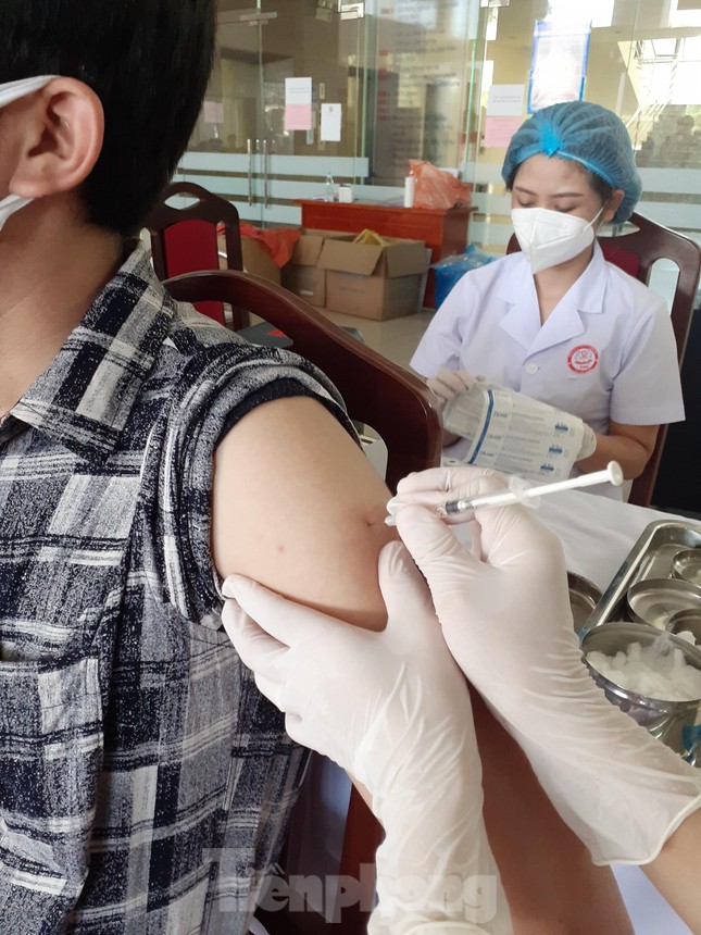  Bắc Giang tiêm vắc-xin cho cán bộ, công chức, viên chức có nguy cơ cao  - Ảnh 7.