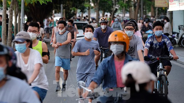 Dịch bệnh phức tạp, người dân Hà Nội vẫn đạp xe tấp nập quanh Hồ Tây - Ảnh 9.