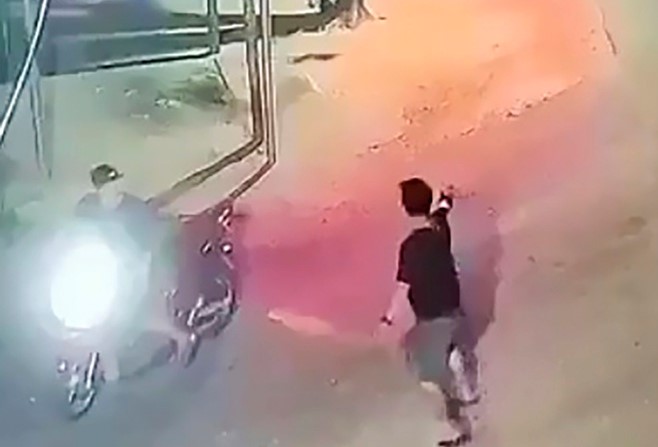 Nổ súng, vác dao đuổi chém nhau kinh hoàng ở Quảng Ngãi - Ảnh 1.