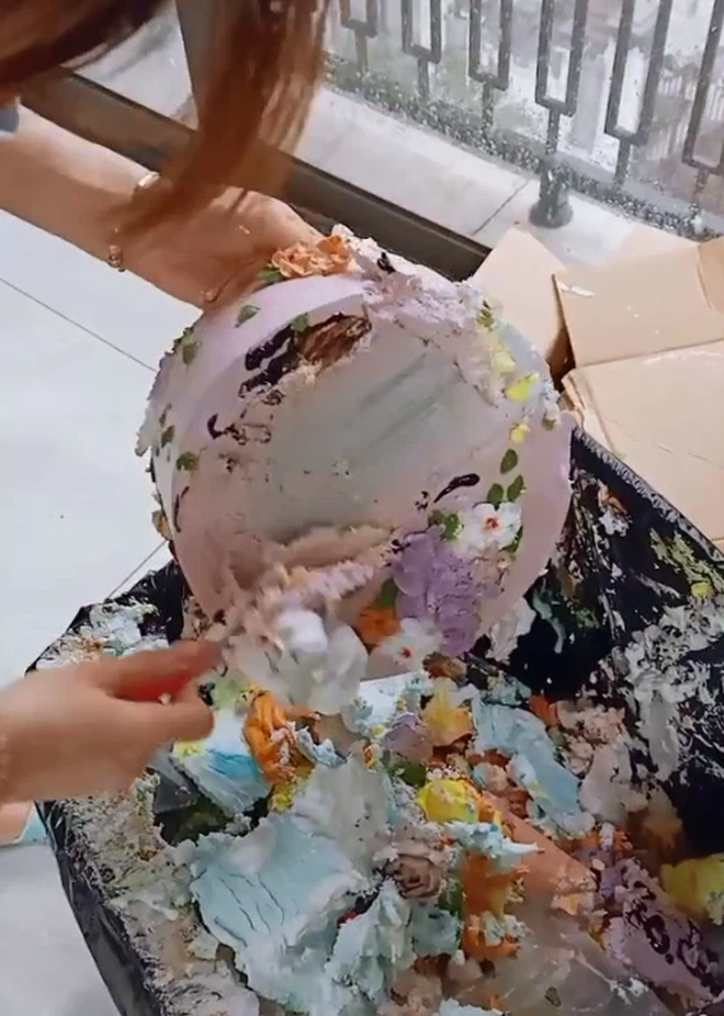Bị chỉ trích vì thẳng tay gạt bỏ bánh kem vào thùng rác, cô gái tiết lộ sự thật phía sau khiến ai nấy đều bất ngờ - Ảnh 2. Bị chỉ trích vì thẳng tay gạt bỏ bánh kem vào thùng rác, cô gái tiết lộ sự thật phía sau khiến ai nấy đều bất ngờ - Ảnh 2.