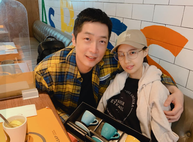 9 năm chiến đấu với bệnh ung thư hiếm gặp, nữ ca sĩ đã trút hơi thở cuối cùng ở tuổi 31 với gương mặt biến dạng - Ảnh 1. 9 năm chiến đấu với bệnh ung thư hiếm gặp, nữ ca sĩ đã trút hơi thở cuối cùng ở tuổi 31 với gương mặt biến dạng - Ảnh 1.