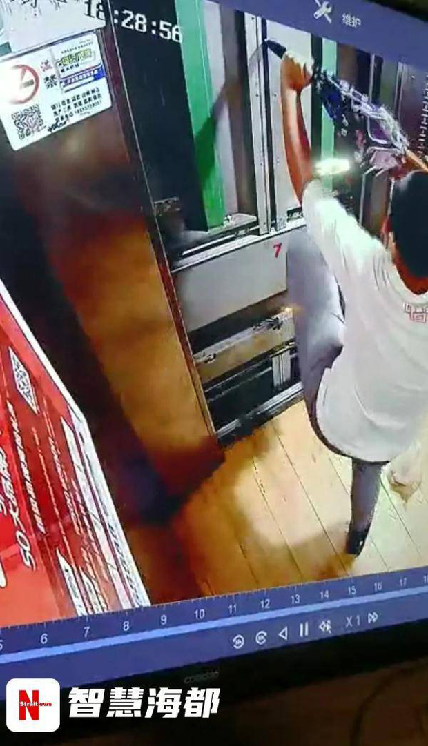 Cậu bé 13 tuổi bước vào thang máy chung cư rồi đột ngột biến mất, gia đình khóc ngất khi xem lại video hiện trường - Ảnh 2. Cậu bé 13 tuổi bước vào thang máy chung cư rồi đột ngột biến mất, gia đình khóc ngất khi xem lại video hiện trường - Ảnh 2.