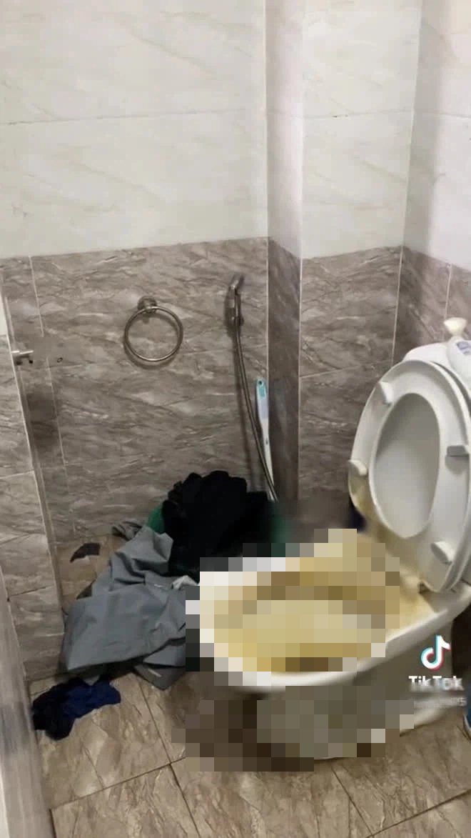 Nam sinh Hà Nội trả phòng trọ đầy rác thải, ngó đến toilet vẫn còn chất bẩn màu vàng mà sốc nặng - Ảnh 1.