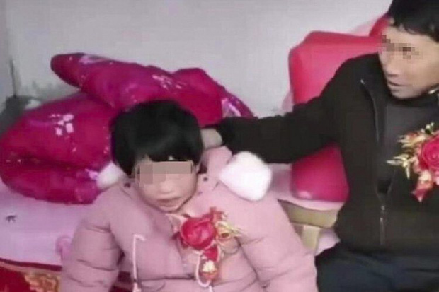 Những đám cưới cô dâu khuyết tật tại Trung Quốc: Lấy chồng để có người chăm sóc hay buôn bán phụ nữ thiểu năng trá hình? - Ảnh 1.
