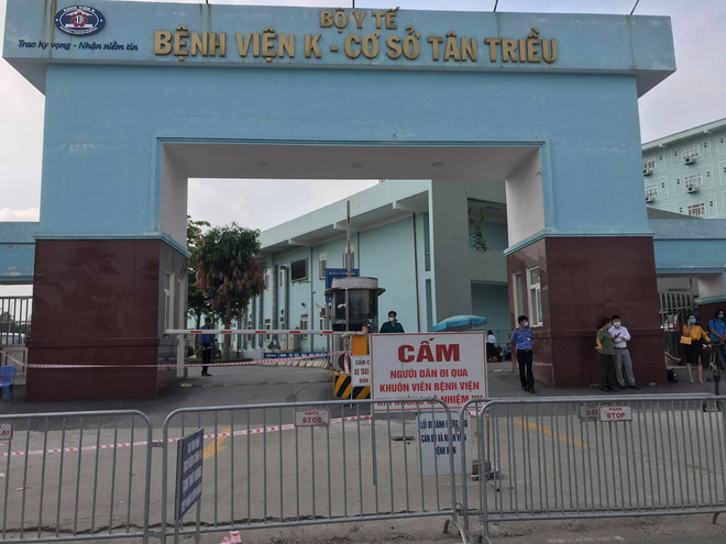 4 em học cùng lớp 12 ở Gia Lâm dương tính SARS-CoV-2; Bệnh nhân người Việt đầu tiên tử vong tại Lào do mắc Covid-19 - Ảnh 1.
