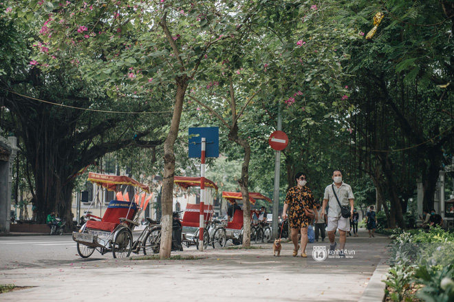 Phố đi bộ Hà Nội vắng tanh giữa đợt dịch Covid-19 thứ 4, khung cảnh trái ngược so với những tuần trước cho thấy tinh thần phòng dịch rất cao - Ảnh 9.