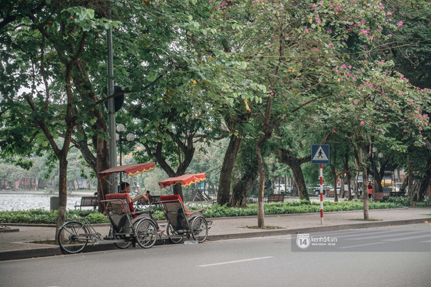 Phố đi bộ Hà Nội vắng tanh giữa đợt dịch Covid-19 thứ 4, khung cảnh trái ngược so với những tuần trước cho thấy tinh thần phòng dịch rất cao - Ảnh 18.