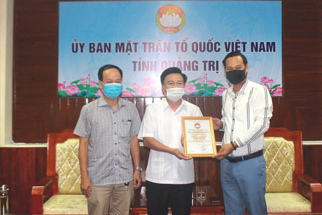 Đại diện NS Hoài Linh trao 1 tỷ đồng ủng hộ người dân vùng lũ Quảng Trị, hé lộ kế hoạch cứu trợ miền Trung giữa lùm xùm - Ảnh 1.