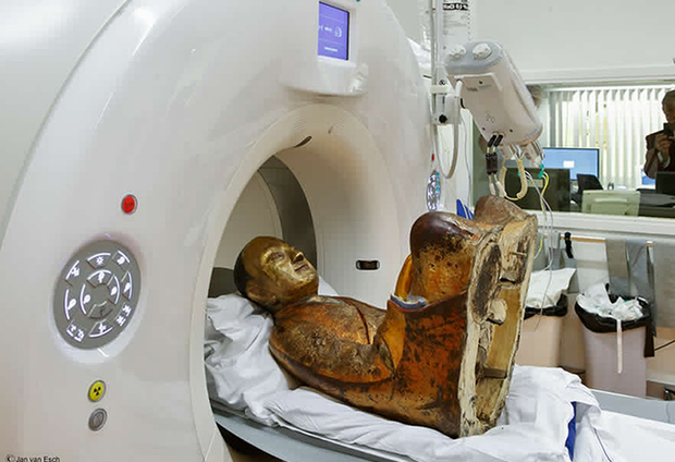 Chụp cắt lớp tượng Phật 1.000 năm tuổi, các nhà khoa học sửng sốt thấy bộ xương người rõ mồn một bên trong, chuyện kỳ quái gì đã xảy ra? - Ảnh 1.