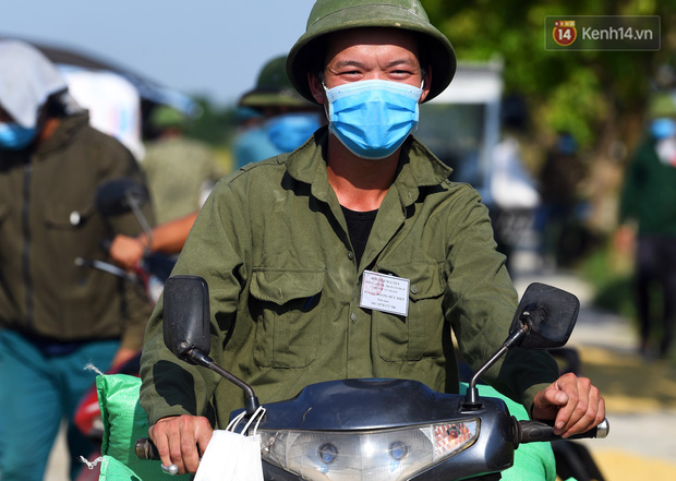 Ảnh: Tình nguyện viên đội nắng thu hoạch lúa cho người dân nơi tâm dịch Thuận Thành, Bắc Ninh - Ảnh 12.