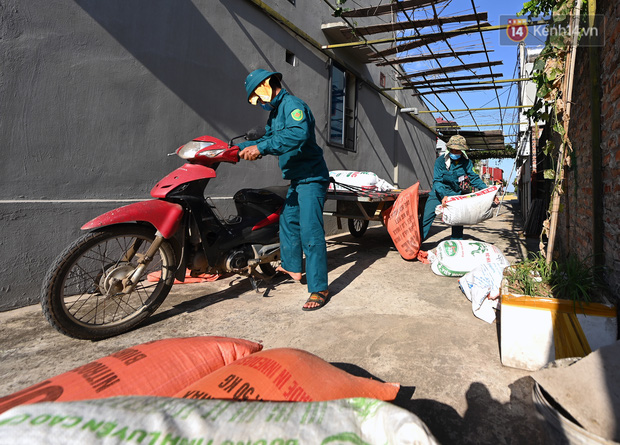 Ảnh: Tình nguyện viên đội nắng thu hoạch lúa cho người dân nơi tâm dịch Thuận Thành, Bắc Ninh - Ảnh 13.