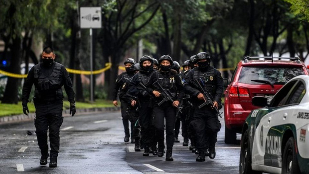 Thực tại đảo ngược ở Mexico: Băng đảng ma túy đi truy bắt cảnh sát vì dám... truy bắt chúng - Ảnh 3.