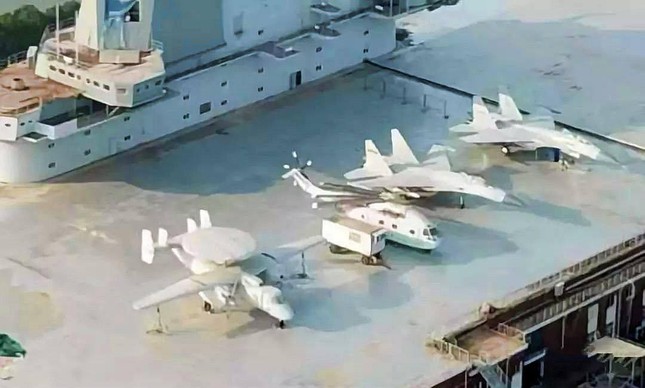 Rò rỉ hình ảnh tiêm kích tàng hình Trung Quốc trên mô hình tàu sân bay mới - Ảnh 1.
