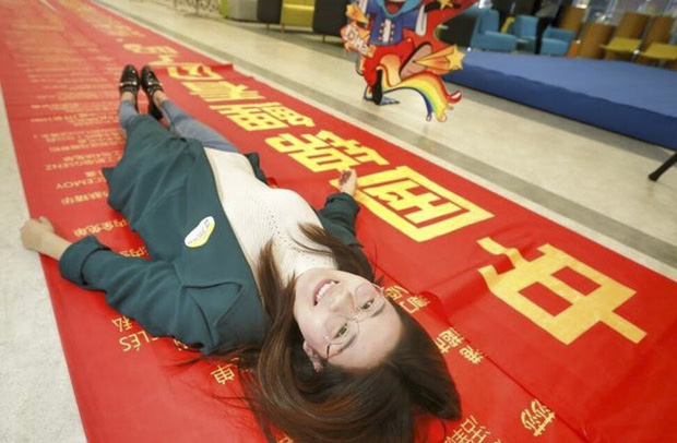 Cô gái “may mắn nhất Trung Quốc” và cuộc đời thay đổi theo cách không ai ngờ đến sau 3 năm trúng số 350 tỷ đồng - Ảnh 1.