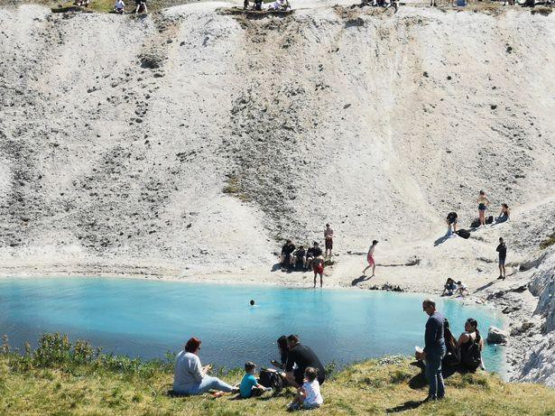 Hồ nước xanh ngắt tuyệt đẹp khiến nhiều người mê mẩn này có một bí ẩn kinh hoàng - Ảnh 1.