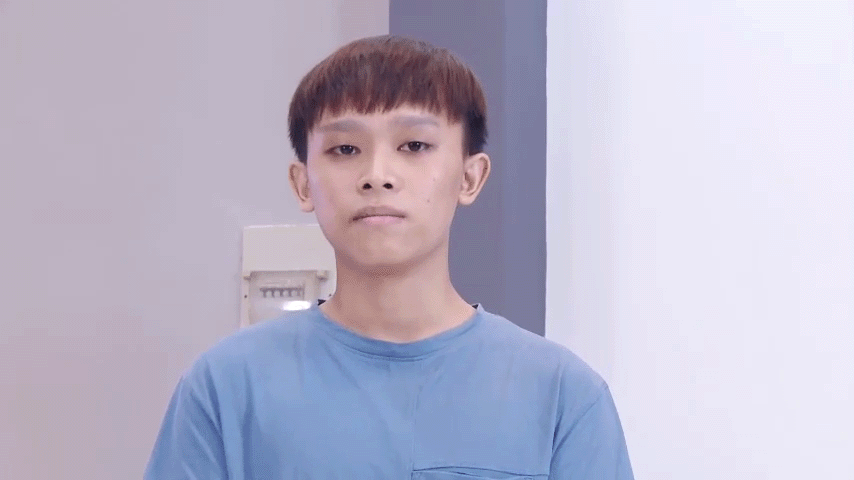 Netizen soi loạt điểm bất thường trong clip Hồ Văn Cường xin lỗi: Con trai mắt đảo liên tục, cứng đờ gượng gạo, bố mẹ thái độ lạ - Ảnh 2.