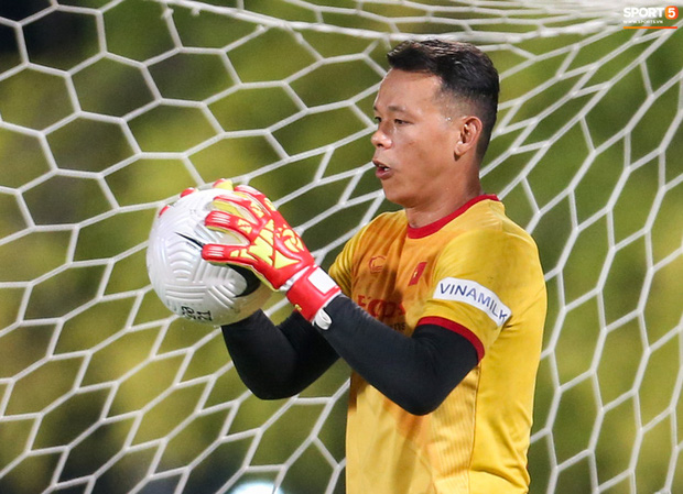 HLV Tan Cheng Hoe cho rằng Tấn Trường hiện tại đã rất khác và sẽ không mắc sai lầm trong trận đấu gặp Malaysia - Ảnh 3.